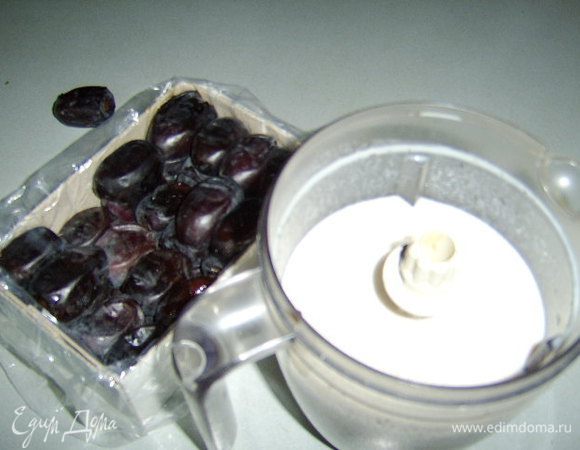 Финики без косточек (лучше также снять кожицу) и порезанные бананы вместе с 300 мл молока взбить в блендере. У меня иранские крупные финики, к тому же не люблю очень сладкие десерты, но если вам покажется мало сладости, возьмите больше фиников, чем в рецепте.