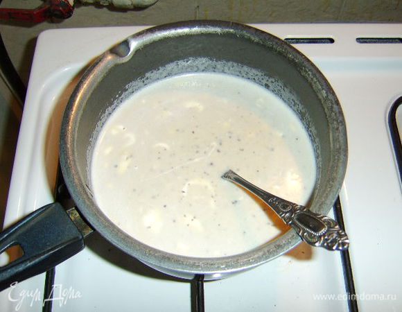 В молоко с бананами и финиками добавить сливки и нагреть, не доводя до кипения. Затем снять с огня.