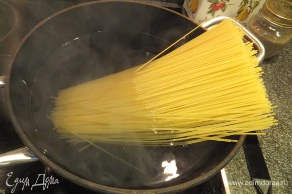 Отварите спагеттини Barilla.