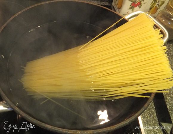 Отварите спагеттини Barilla.