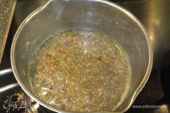 Грибы, морковь и луковицу порежьте и обжарьте на оливковом масле. Добавьте 100 мл воды, в которой варились спагетти, специи и доведите до кипения.