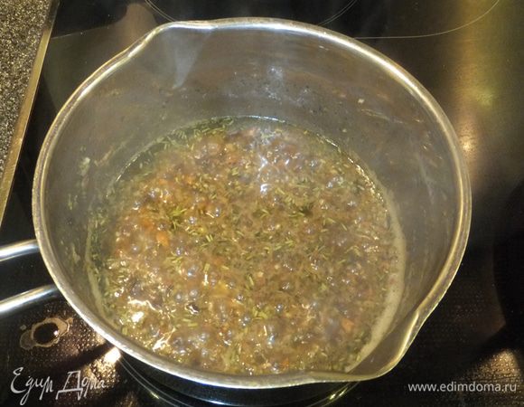 Грибы, морковь и луковицу порежьте и обжарьте на оливковом масле. Добавьте 100 мл воды, в которой варились спагетти, специи и доведите до кипения.