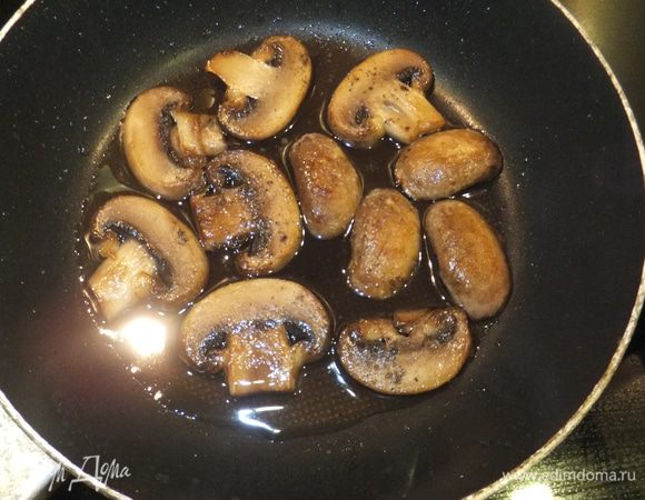 Отдельно обжарьте грибы целыми пластинками.
