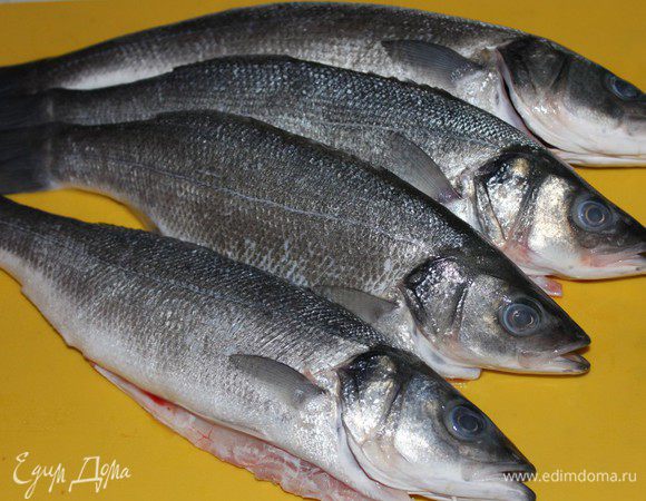 Рыбу помыть, очистить от чешуи, удалить кишки и жабры.