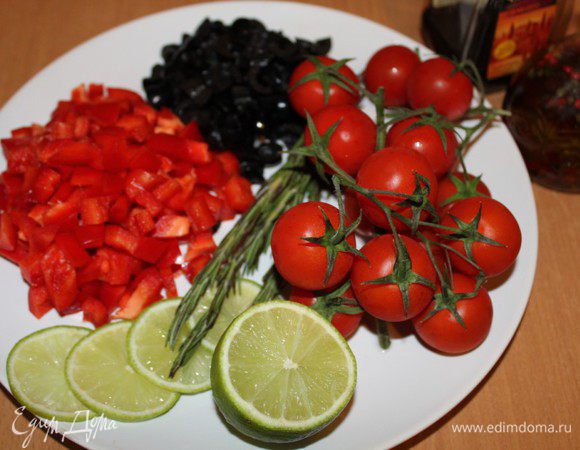 Для начинки порубить маслины и перец мелким кубиком. Половину лайма нарезать колечками, из другой половины выжать сок. Черри помыть и обсушить...