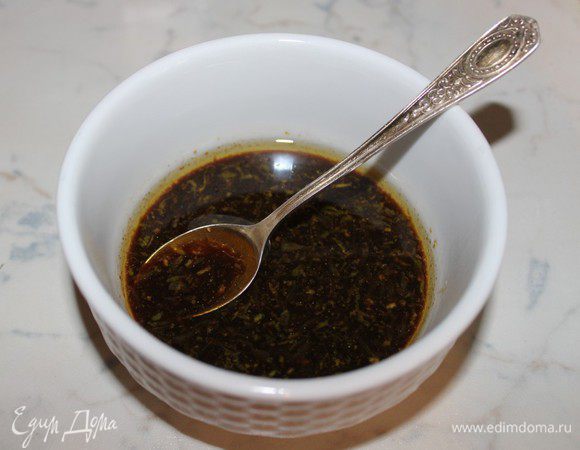 Для заправки смешать масло, соевый соус, сок лайма. Веточку розмарина мелко нарубить и добавить к остальным ингредиентам.