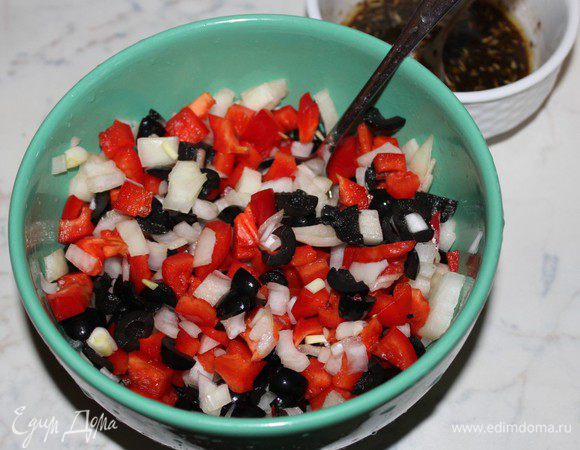 Смешать перец, маслины и нарубленную мелким кубиком луковицу. Немного посолить...
