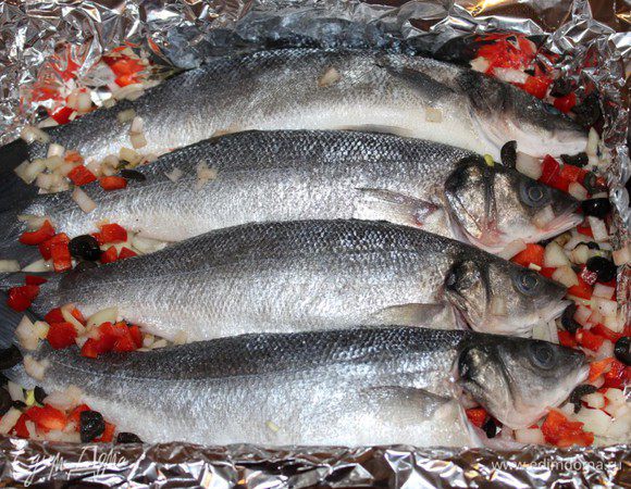 Выложить рыбу на луковую подушку. На рыбу выложить остатки начинки (если таковые имеются...)