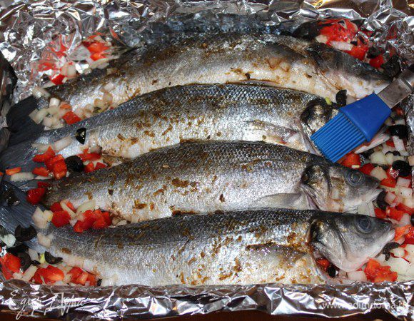 При помощи кисточки обильно обмазать рыбу соусом-заправкой...