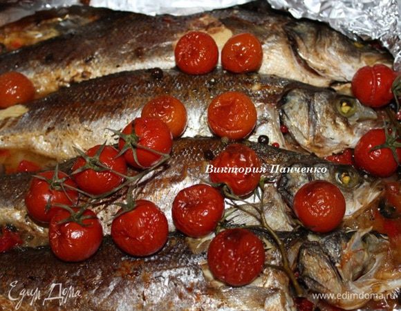 Готовую рыбу сбрызгнуть соком лайма и сразу же подавать...