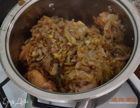 Теперь нарезать тонкими полукольцами лук, слегка присыпать мукой, всыпать сахар, щепотку соли и душистого перца и тушить в сковороде на 1 ст л сливочного и 1 ст л растительного масла, под крышкой до карамельности. 
Перекладуем в кастрюлю к курице...