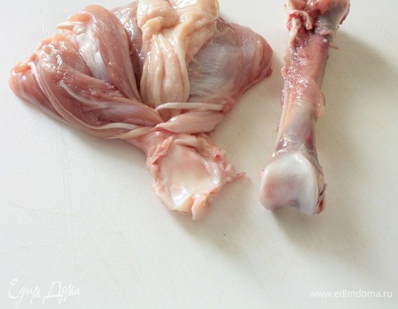 Теперь отделяем саму косточку от хрящика,на котором держится кожица вместе с мясом, вот так. Не бойтесь, делайте это аккуратно, у вас все получится.