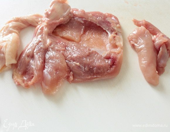 Теперь надо удалить твердые жилки,срезать мелкие кусочки мяса,выровнять поверхность. Все обрезанные кусочки мы используем для фарша-начинки. Так поступаем со всеми ножками.
