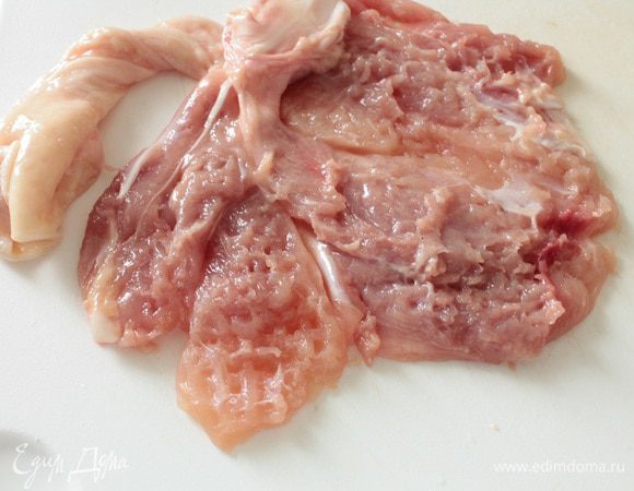 Отбить с двух сторон каждую мясную заготовку,(кожица находится в стороне,что бы случайно ее не повредить)Посолить и поперчить отбитое мясо по вкусу.