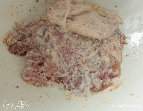 Хорошо смазать с двух сторон каждую мясную заготовку, накрыть посуду крышкой и поставить в холодильник.