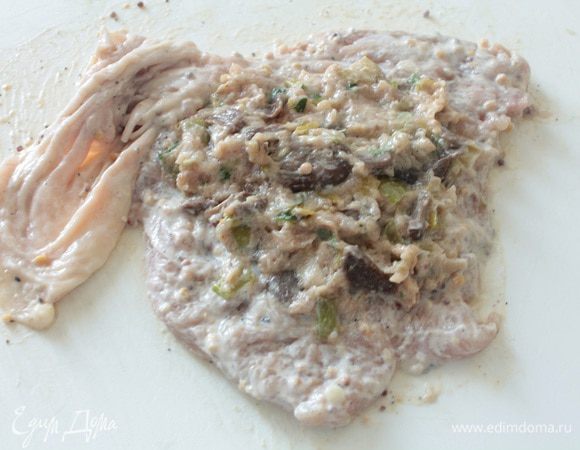 Берем мясную заготовку,распределяем фарш, оставляя свободные края.