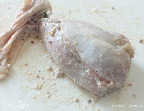 Аккуратно свертываем рулетик,придаем ему форму ножки.