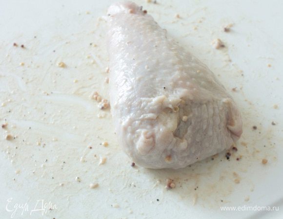 А теперь аккуратно натягиваем кожицу,заправляем края ,получается вот такая ножка.