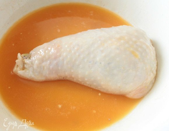 В мисочке взбить оставшийся яичный белок и одно яйцо с щепоткой соли.Каждую  ножку обвалять в муке,затем окунуть в яичную смесь