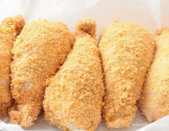 Форму для запекания выстлать пергаментом,смазанным небольшим количеством растительного масла.Каждую ножку обвалять в панировке(я покупаю панировочную смесь с паприкой,она ярче и ароматней). Выкладываем в форму.Я пользуюсь стеклянной формой и ставлю ее в еще не нагретую духовку.Температуру выставляем на 180 градусов,запекать 1 час в режиме верхнего и нижнего нагрева. Готовые ножки подаем с салатом или любимым гарниром. Приятного вам аппетита!