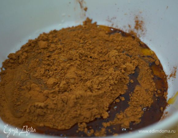 Берем жидкий мед, какао, ванильный экстракт - смешиваем, 