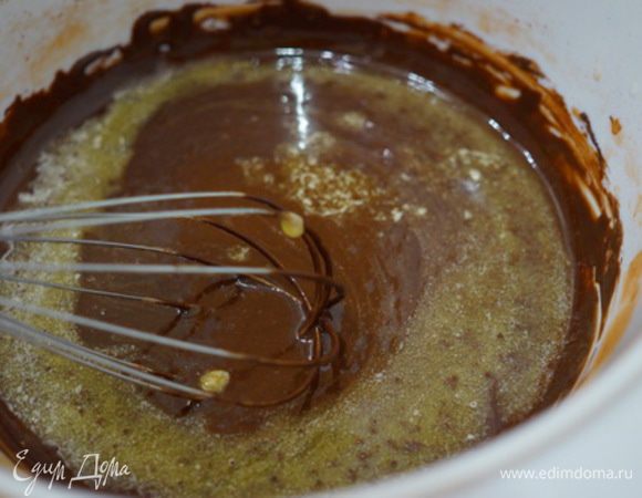 Добавляем растопленное сливочное масло, снова смешиваем, 