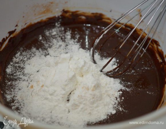 Добавляем сахарную пудру, щепотку соли и также продолжаем хорошо смешивать.