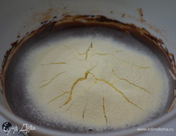 Берем сухое молоко, пропуская через сито, постепенно вмешивая в основную массу.