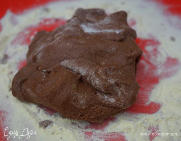 Затем выкладываем на стол, продолжаем месить, как тесто.