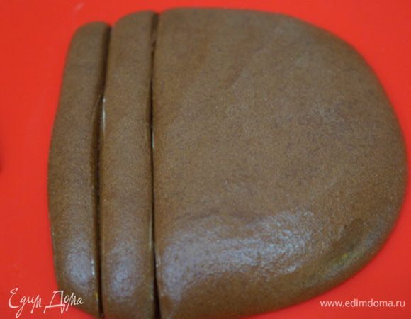 Режем массу на жгуты и начинаем формировать конфетки,