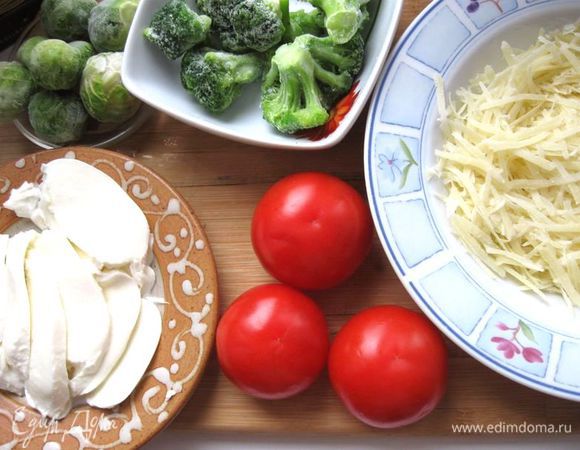Грибы помыть, порезать пластинками. Лук  почистить. Лук порезать  кубиками.  Пармезан натереть на крупной терке. Порезать моцареллу на пластинки.