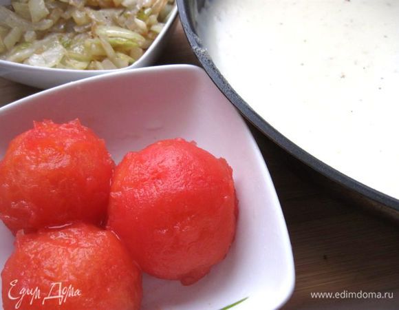 Лук обжарить на оливковом масле. Грибы обжарить на оливковом масле, выпарить жидкость. Снять с огня, посолить, поперчить. Перемешать. Помидоры на 5 минут положить в кипяток, снять кожу. Порезать на кусочки.