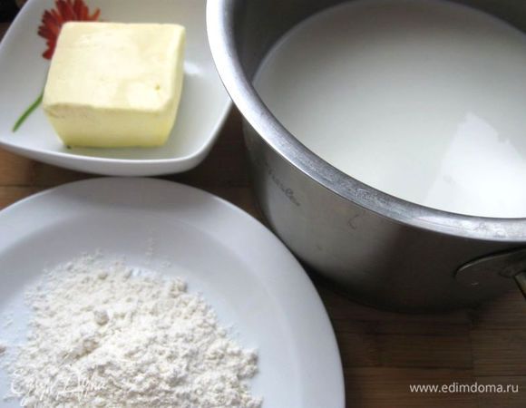 Капусту положить в кастрюльку, налить немного воды, чтобы овощи были покрыты наполовину. Подержать на маленьком огне 5 минут, снять с огня, слить воду и дать немного обсохнуть на дуршлаге. Порезать на кусочки, посолить, поперчить. Перемешать. Приготовить все необходимое для соуса бешамель.  Сливочное масло растопить на сковороде, добавить муку, перемешать. Пассируем, пока мука не приобретет золотистый цвет. Тонкой струйкой влить разогретое молоко, помешивая, чтобы не было комков. Посолить, поперчить. Перемешать. 