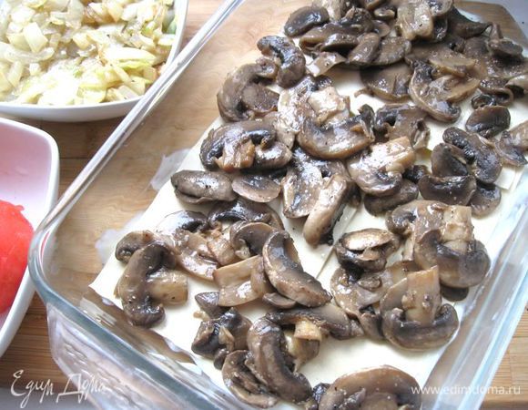 Сверху листов положить грибы. 