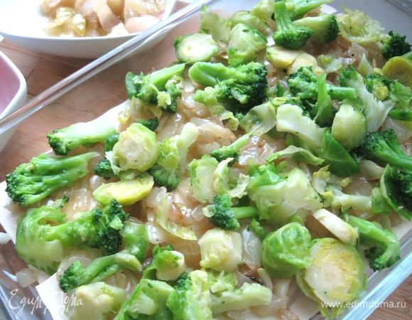 Положить слой овощей – брокколи, брюссельской капусты, лука.