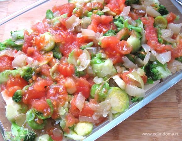 Затем положить помидоры. Посыпать пармезаном, сверху положить немного соуса бешамель.