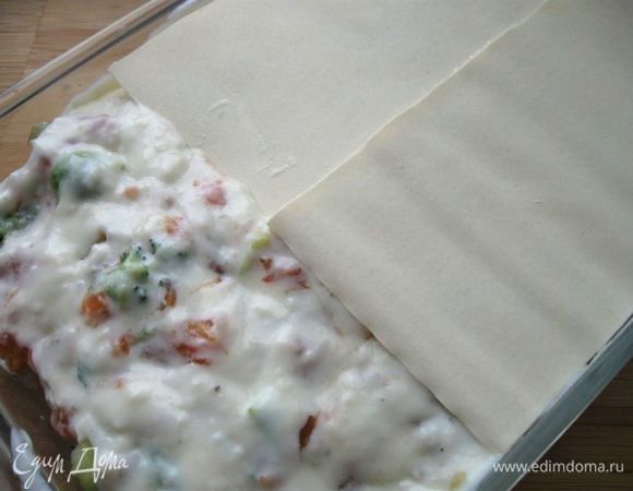 Накрыть листами лазаньи.  