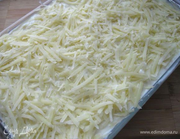 На листы лазаньи выложить бешамель и пармезан.