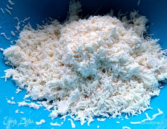 Сначала протираем творог через сито,так как у меня крупинчатый.