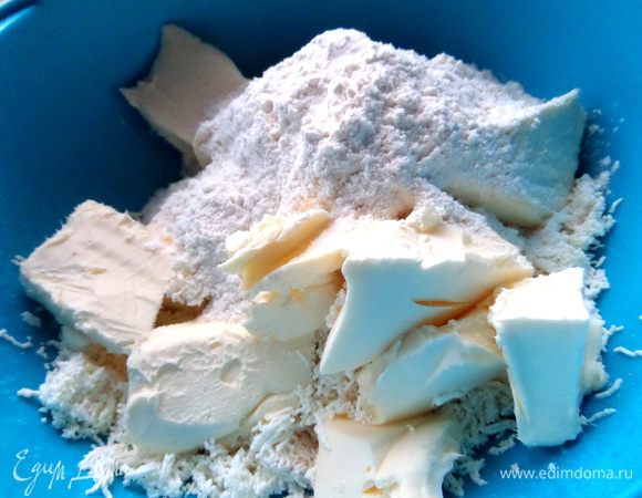 Подсыпаем муку просеянную по стакану...