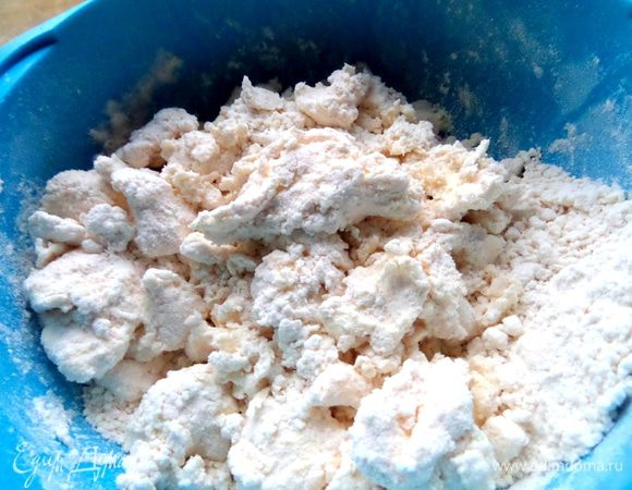 И начинаем месить тесто рукой (можно надеть одноразовую перчатку). Муки тесто возьмёт у всех по-разному,так как творог разной влажности.Я написала максимальное количество,но может понадобится и меньше вполне!