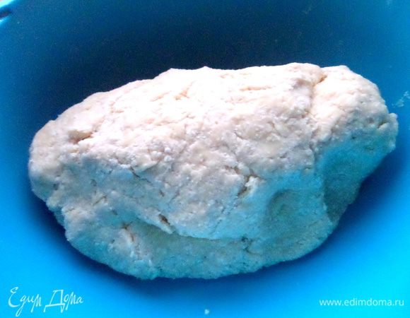 Тесто отправим в холодильник хотя бы на полчаса,а можно и на ночь,завернув и расплющив для удобства в плёнку.