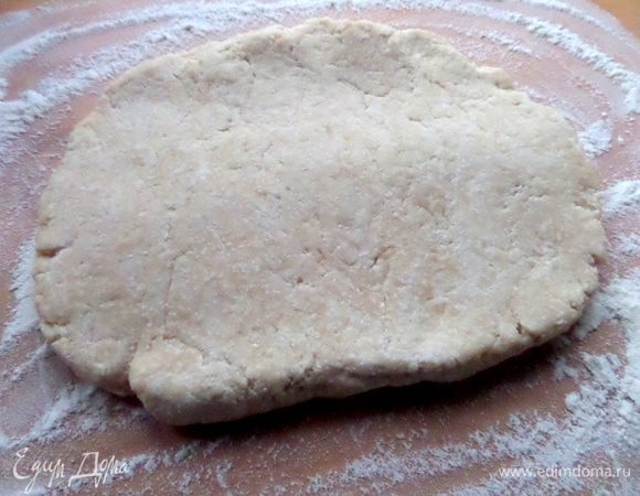 Теперь раскатываем в виде прямоугольника крутое тесто.