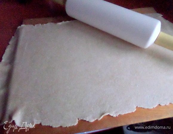 Я себе на Новый год купила новую скалку,которая не прилипает к тесту))) Поэтому всё прошло с ней гладко,только немного усилий приложить!