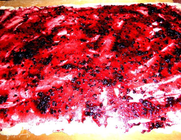 Размазываем его силиконовой лопаткой тонким слоем до самых краёв.