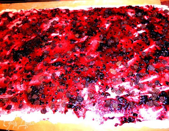 Теперь изюм рассыплем.