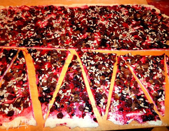 А вот теперь можно разрезать вдоль,а потом на треугольники.