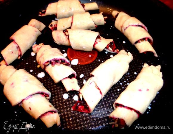 Скручиваем в рогалики,смазываем верх молоком.