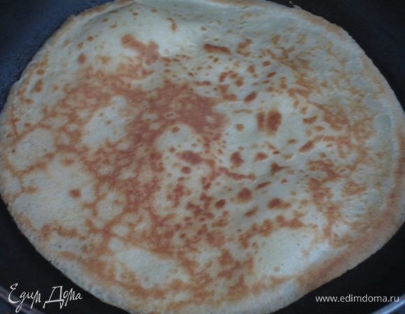 Разогреть сковороду, слегка смазать сливочным маслом и  испечь 4 блинчика.