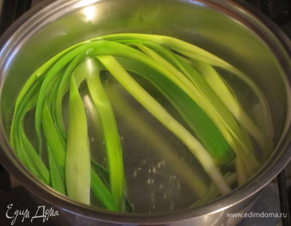 Начинка: Лук-порей почистить. Нарезать 8 полосок шириной 2 см и бланшировать в кипящей воде 2 минуты. Отложить в сторону. 
